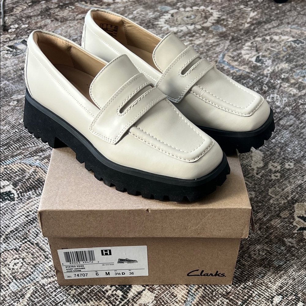 Clarks Stayso Edge Beige Leather Lug Sole Loafers size 6M